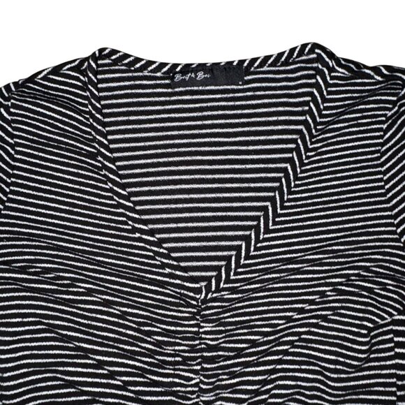 Brit & Bri V-Neck Adjustable Rushed Front Top-Black/White-M-GUC - Picture 3 of 6
